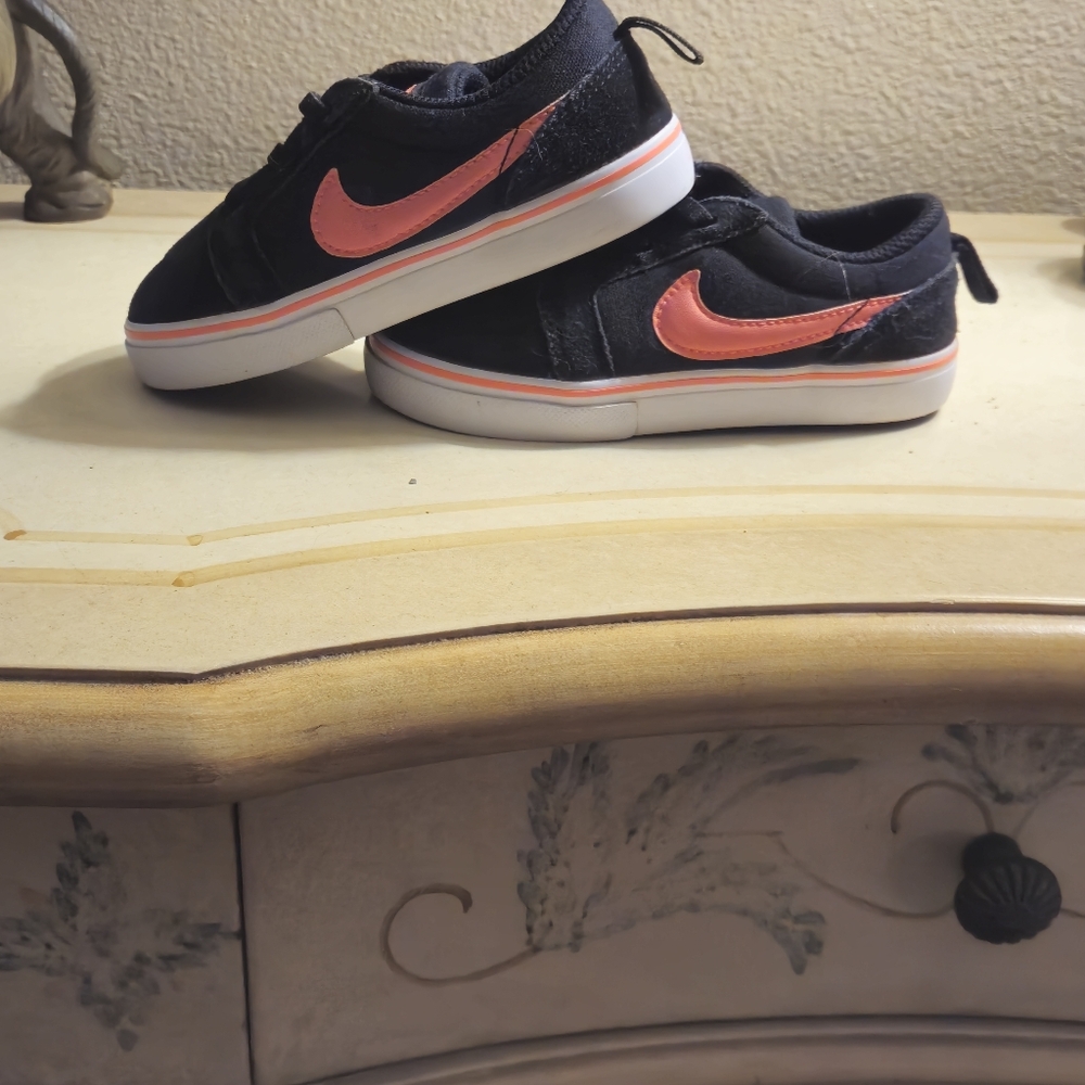 NIKE Infant Toddlers SATIRE II  Sneakers